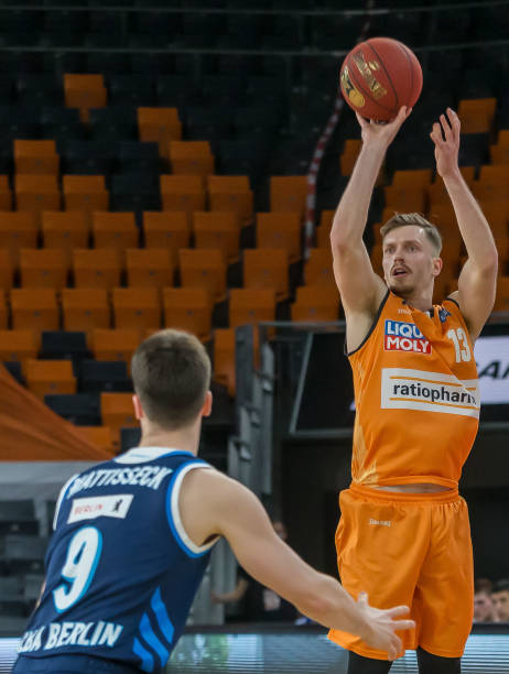 伍充满朝气 伍充满朝气